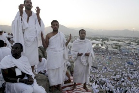 الحج يبدأ اليوم  والحجاج  يتوافدون على مشعر منى 