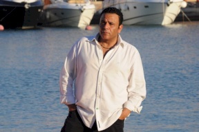 هل تعمد محمد فؤاد إهانة عمرو دياب بهذه الصورة؟