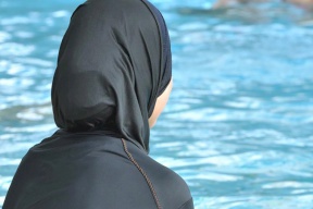 في بلد عربي.. ممنوع تواجد المحجبات على الشاطئ