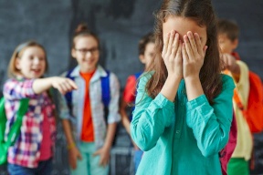 كيف تتعاملين مع سخرية الطفل من الآخرين؟