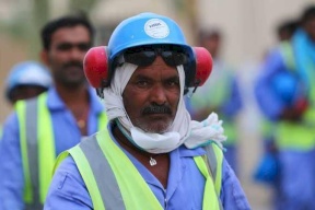 عمال في قطر: نحن نعيش حياة الكلاب !