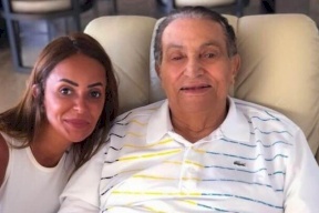 صاحبة الصورة مع مبارك تعتذر.. "سُرقت وسُربت دون علمي"