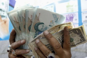 الريال الإيراني ينهار في السوق السوداء