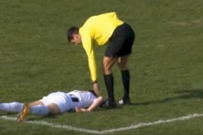 لاعب كرة قدم عربي يفارق الحياة خلال مباراة ودية
