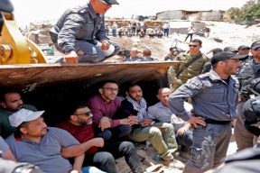 نتنياهو يؤجل إخلاء الخان الأحمر تحسبا من محكمة لاهاي