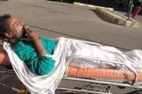 مريض يدخن "سيجارة" أثناء حمله على نقالة المستشفى!
