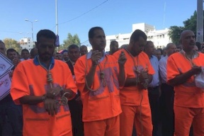 موظفو الاونروا يرتدون زِيّ الاعدام بغزة