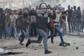 إصابات بالاختناق خلال مواجهات مع الاحتلال في بيتا واعتقال متضامنين