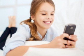 هذه مواصفات أول هاتف آمن للأطفال يمكنهم حمله بالمدارس