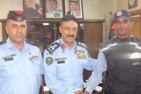 شاهد شرطياً يوبخ نائباً أردنيا.. "ولو نائب سولف بأدب"
