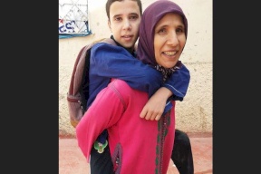 صرخة أم.. "سأظل رجليه ويديه ما دام قلبي ينبض"
