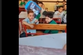 فيديو .. طفل مصري يبكي بحرقة بأول يوم دراسة يقول لمعلمته : عايز أنام ربع ساعة بس يا حجة