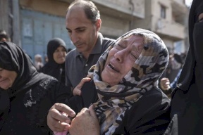 جماهير غفيرة تشيع جثمان الشهداء السبعة في غزة