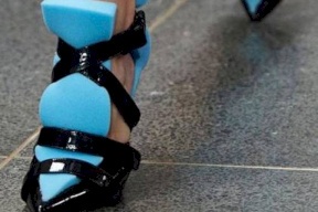 موضة غريبة لأحذية نسائية مصنوعة من الإسفنج