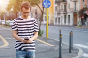 بهذا البلد غرامة كبيرة للتحدث بالهاتف أثناء عبور الطريق