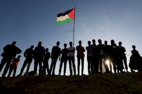 المواطنون يواصلون تضامنهم مع الخان الأحمر 