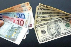 المفوضية الأوروبية تدعو لاستبدال الدولار في الصادرات باليورو
