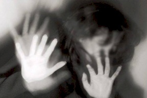 وحش بشري يغتصب ابنتيه طوال 24 عامًا وينجب منهما أطفال