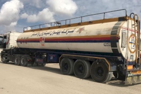 قناة إسرائيلية تكشف المسؤول عن إدخال الوقود القطري لغزة