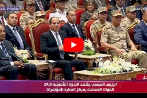 فيديو.. تأثر الرئيس السيسي بالجندي الذي فقد بصره
