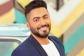 صديق تامر حسني يقلق جمهوره: حالته صعبة وسافر لأمريكا