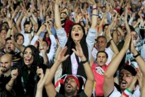 نيابة طهران تهدد مشجعات الكرة.. رغم مطالبات "الفيفا"