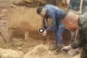 فيديو| لحظة انتشال "داعشي" من تحت التراب حيا