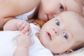 كيف تواجهين غيرة طفلك الأول من مولودك الجديد؟