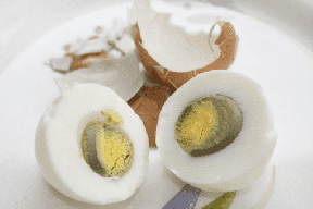 لماذا يتحول لون صفار البيض إلى الأخضر؟