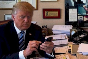 الصين لترامب: استخدم هاتف هواوي إذا كنت خائفا