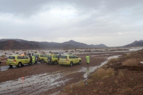 أمطار تبوك.. وفاة شخص وإنقاذ 49 احتجزتهم السيول