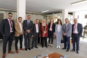 بمساهمة من الوطنية موبايل.. د. غنام تسلم كراسٍ كهربائية لذوي الاحتياجات الخاصة