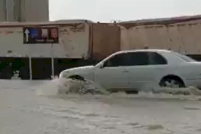 أمطار وبرَد في الإمارات وسيول تحاصر مدرسة