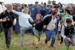 بعد 3 أعوام.. المحكمة المجرية تبرّئ مصورة ركلت مهاجرين