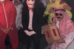 لاعب كرة شهير يسيء للعرب.. "بزيّ عربي وغترة حمراء"