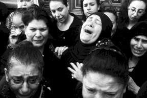 صورة مفجعة لمحجبة بجنازة أقباط المنيا تلفت المغردين
