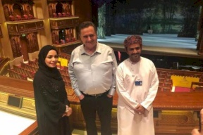 فيديو .. وزير الاستخبارات الاسرائيلي "يرقص" بالسيف في مسقط