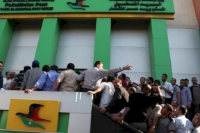 مالية غزة تبدأ اليوم بصرف رواتب الموظفين