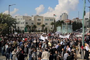 فيديو| الالاف يتظاهرون في محيط مجلس الوزراء رفضاً لقانون الضمان