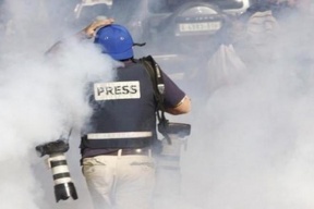 الاحتلال يعتدي على صحفيين قرب حاجز قلنديا 