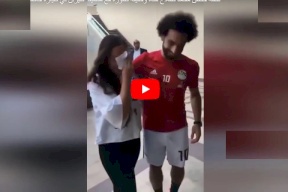 فيديو.. قصة حضن محمد صلاح لفتاه وحقيقة صوره مع مضيفه طيران