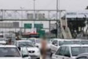 فتاة تسير عارية في الشارع والسبب؟