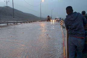 إغلاق طرق بسبب الفيضانات والسيول في الجنوب