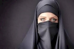 الجزائر.. أستاذ يطرد طالبة منقبة ومواقع التواصل تلتهب
