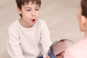 كيف تعرف أن طفلك مصاب بتأخر وعسر في النطق؟