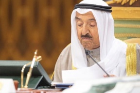 فيديو .. هذا ما فعله أمير الكويت بالعلم القطري في القمة الخليجية