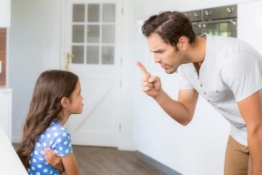 هذا هو التأثير السلبي لبعض تصرفات أولياء الأمور على الطفل