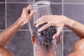 ما الأفضل لصحتك.. الاستحمام صباحاً أم مساءً؟