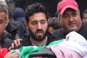 قبلة موت أخيرة في لبنان.. جثة طفل في مستشفى وأم تنتحب