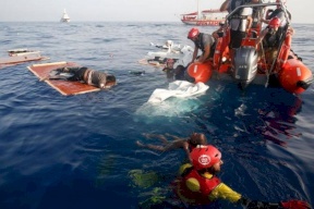 الجزائر.. مقتل 20 مهاجراً إثر احتراق قاربهم في البحر